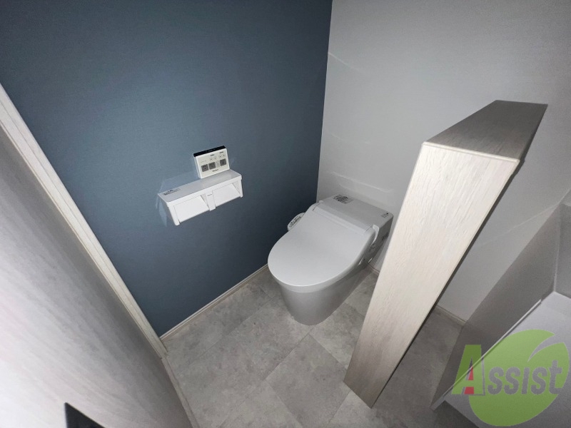 トイレ　温水洗浄便座付きトイレになります。オシャレな壁紙ですね。