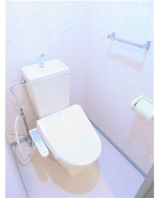 トイレ　嬉しい温水洗浄便座付き♪