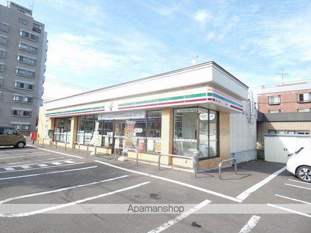 コンビニ　セブンイレブン（コンビニ）まで825m