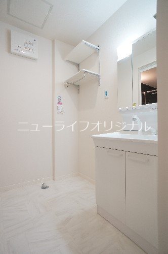洗面設備　シャワー付き洗面台で朝の支度も楽にできます☆
