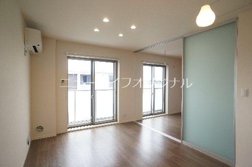 居室・リビング　家族が集まる寛ぎのリビングはお洒落なデザインクロスとオープン