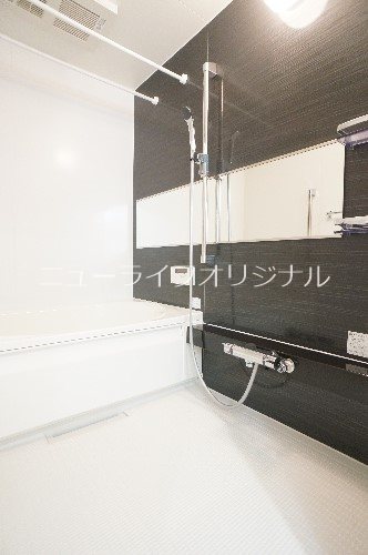 バス・シャワールーム　バスルームのアクセントにカラー壁面パネルを採用。カウンター部