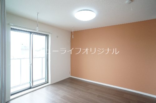 その他部屋・スペース　アクセントとしてデザインクロスを採用。ベッドがゆったりと置け