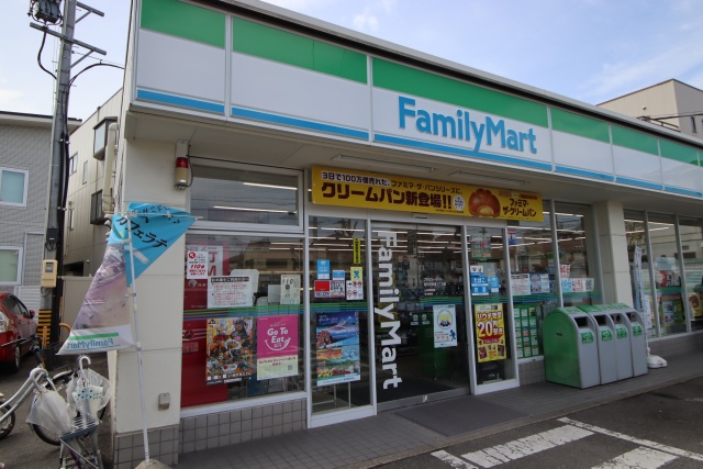 コンビニ　ファミリーマート 昭和安田通三丁目店（コンビニ）まで300m