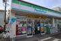 コンビニ　ファミリーマート 昭和安田通三丁目店（コンビニ）まで300m