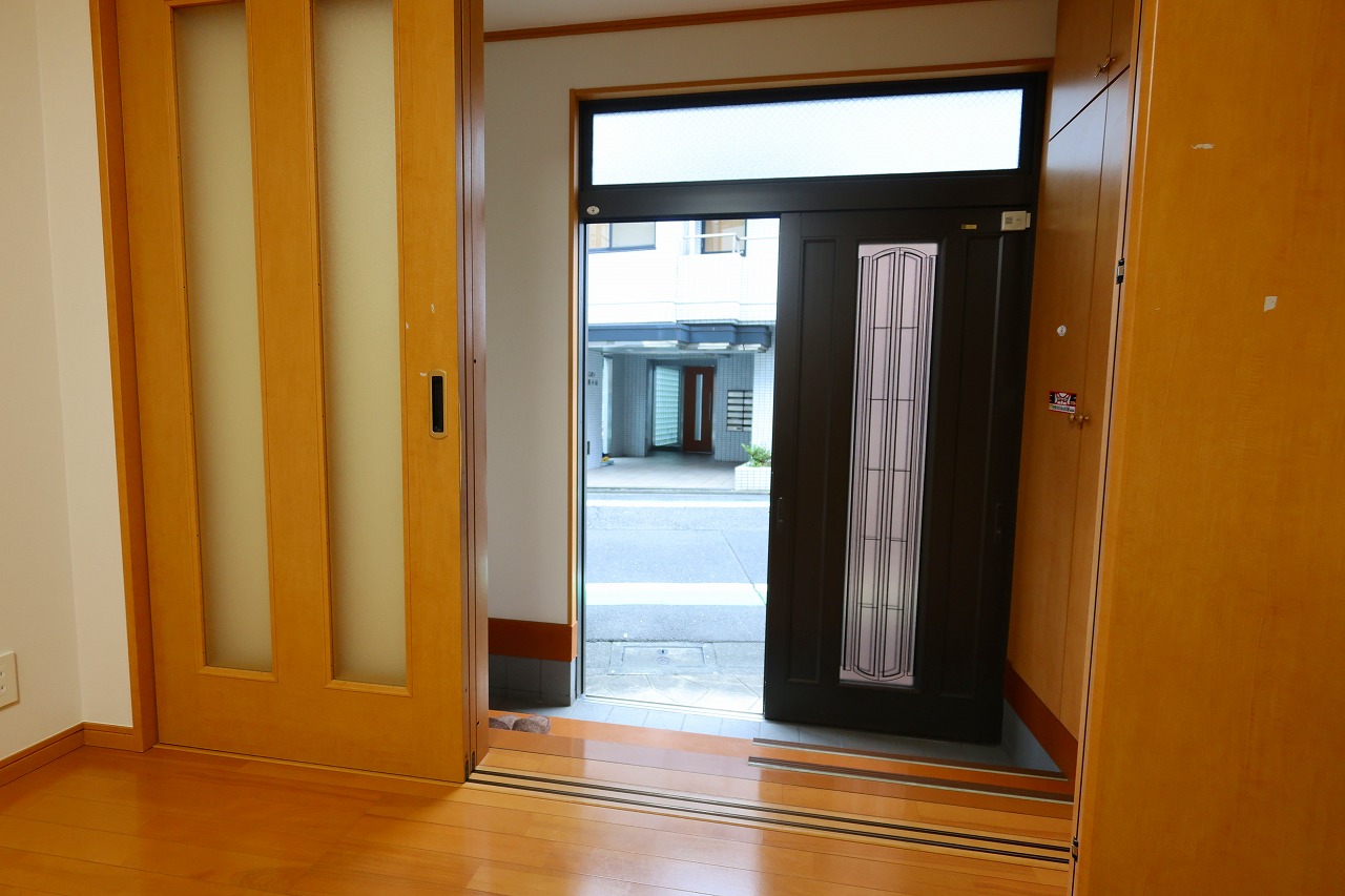 西小山 1フロアの玄関写真