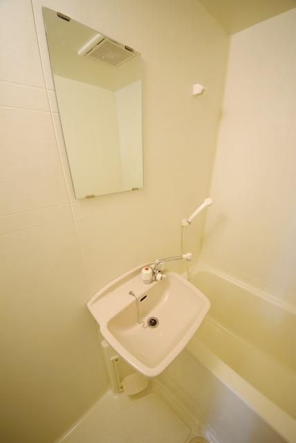 洗面設備　別部屋参考写真です。