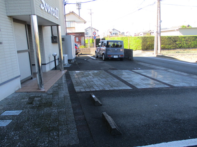 【浜松市中央区増楽町のアパートの駐車場】