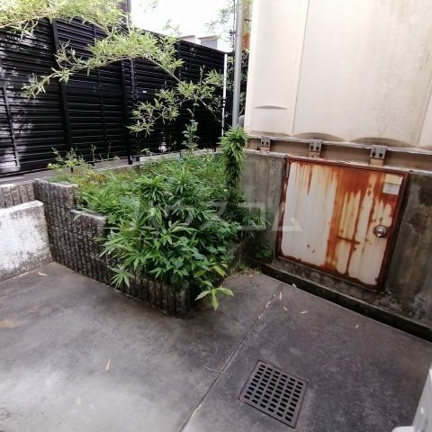 【名古屋市昭和区御器所のマンションの庭】