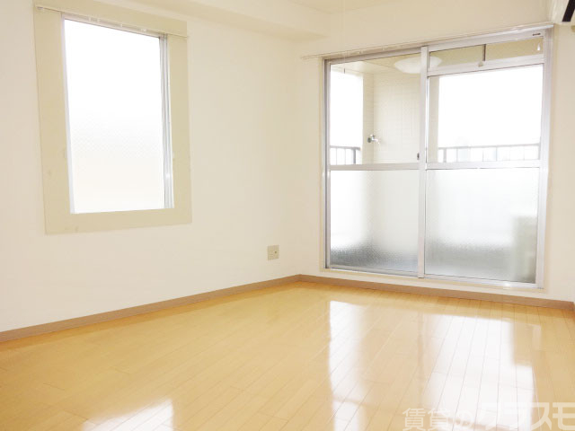 居室・リビング　南向きに面した窓から温かい陽射しを取り込めますよ♪