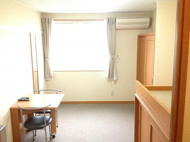 居室・リビング　1F:フローリング　2F：カーペット