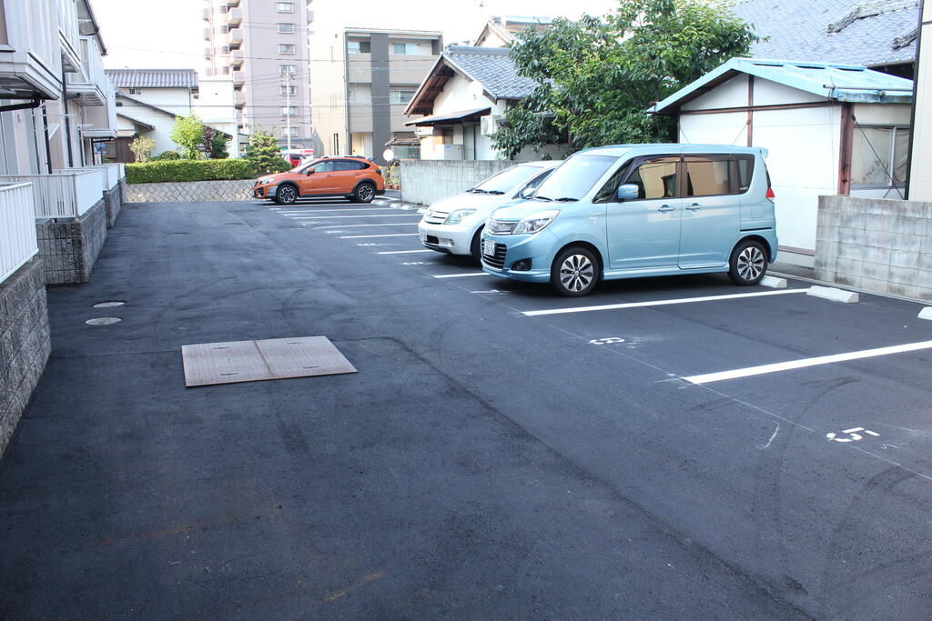 【広島市佐伯区八幡東のアパートの駐車場】