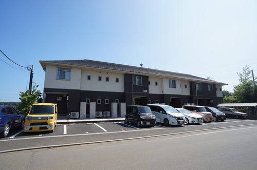 建物外観　明るい外観☆目の前に駐車場