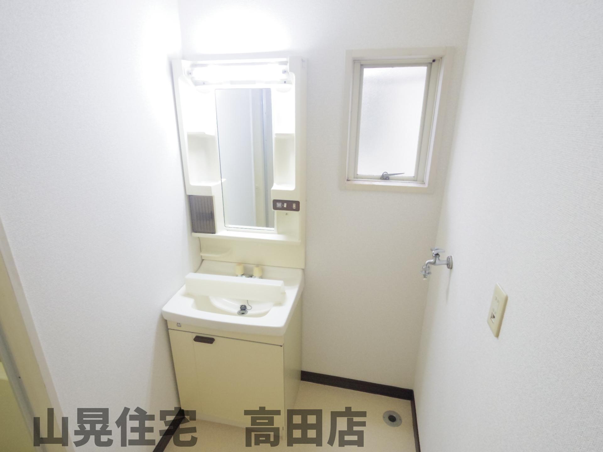 洗面設備　独立洗面化粧台も完備しております♪窓もありますよ