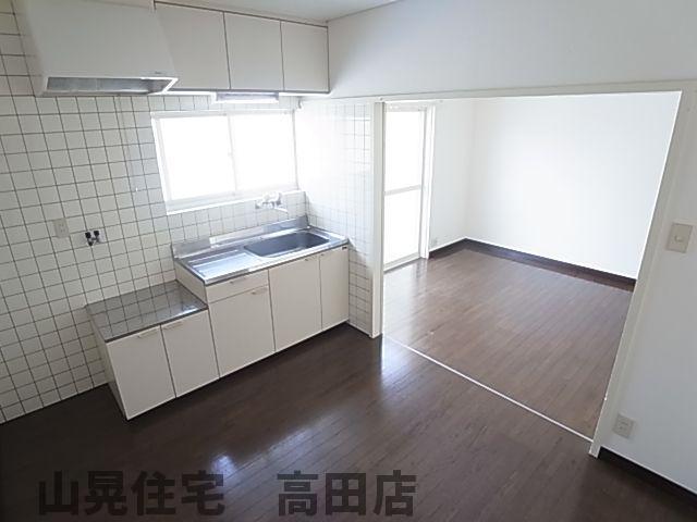 居室・リビング　キッチンにも窓があって明るいでしょ☆彡