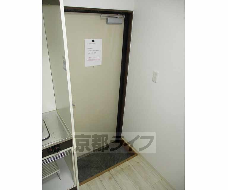 玄関　ユニットバスなのでトイレ掃除が楽です。