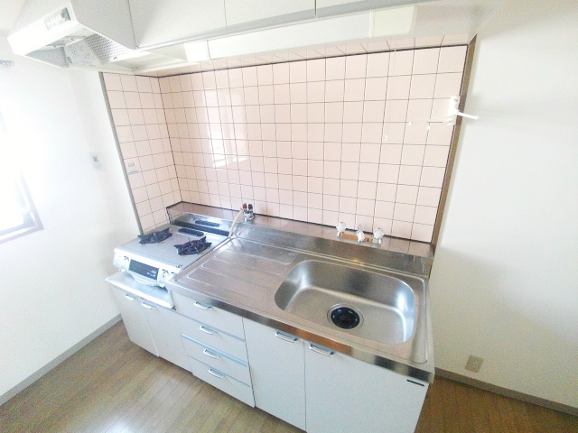 キッチン　ガスコンロ設置可。（参考写真、同物件他号室）