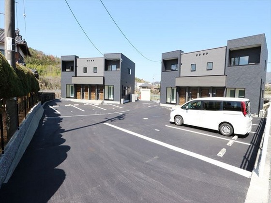 東広島市西条町寺家のアパートの建物外観