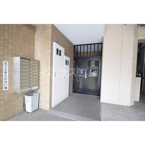 【名古屋市昭和区桜山町のマンションのエントランス】