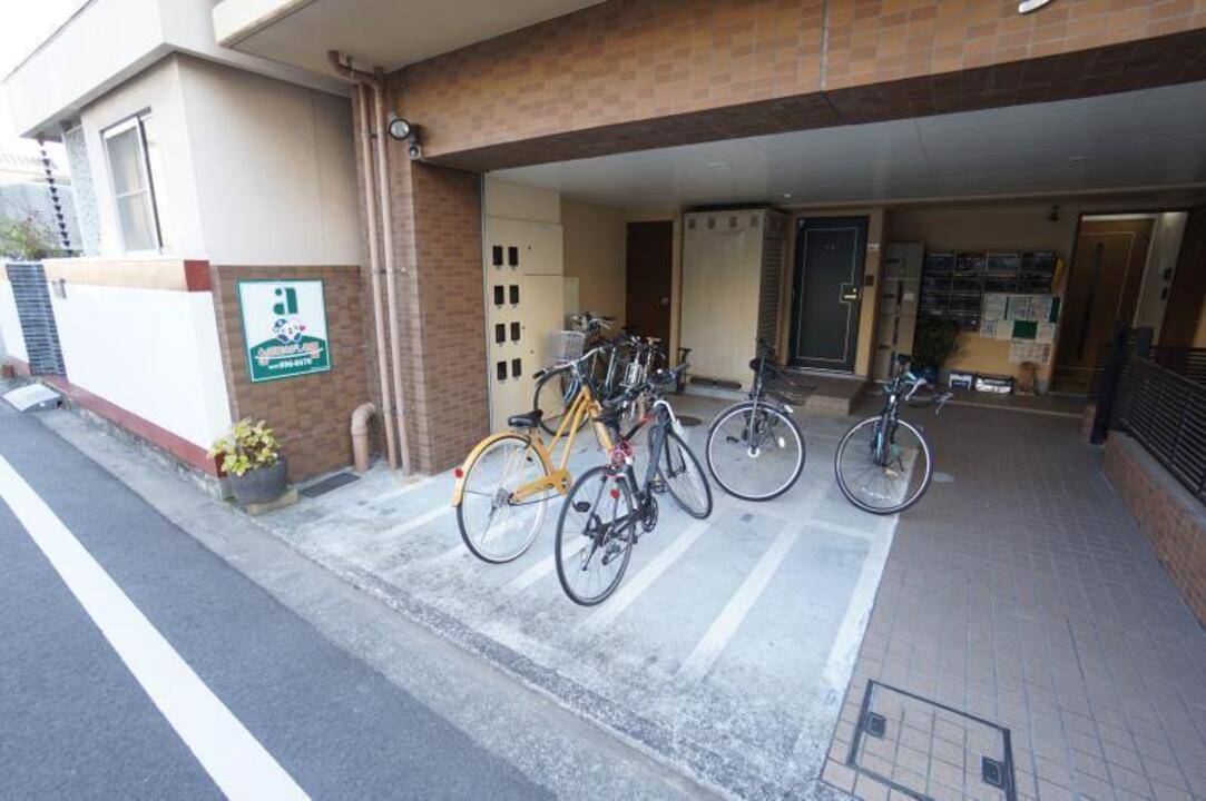 【松山市西一万町のマンションの駐車場】