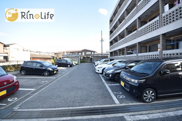 【和泉市箕形町のマンションの駐車場】