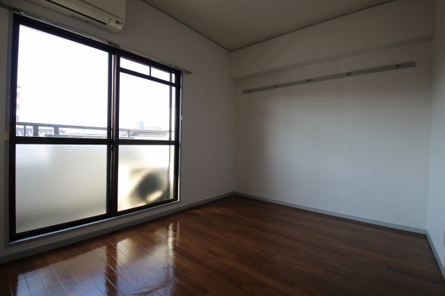 居室・リビング　同物件別号室です。