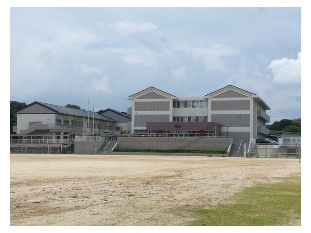 【ビラ・ベスト・かつらぎIII壱番館の中学校】