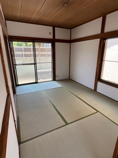 大岡貸家の居間写真
