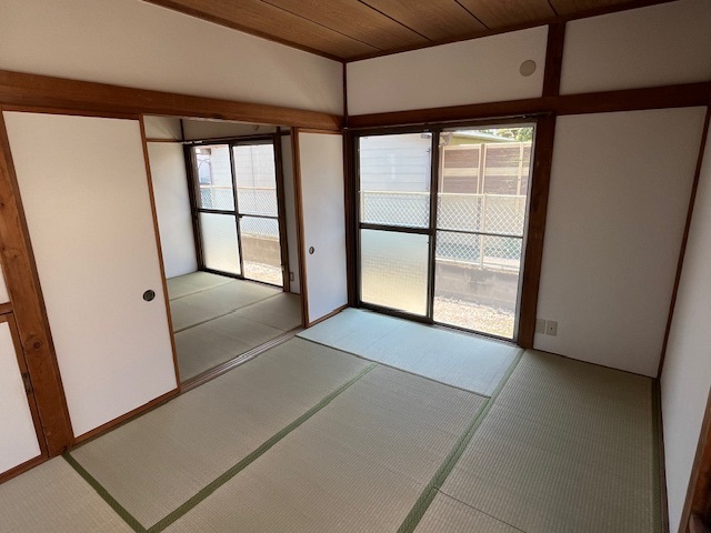 大岡貸家の居間写真