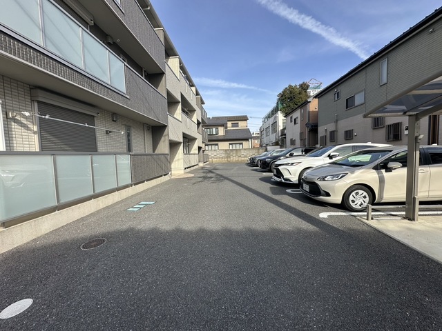 【相模原市中央区横山のアパートの駐車場】