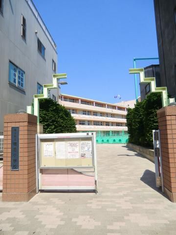 【足立区梅島のマンションの小学校】