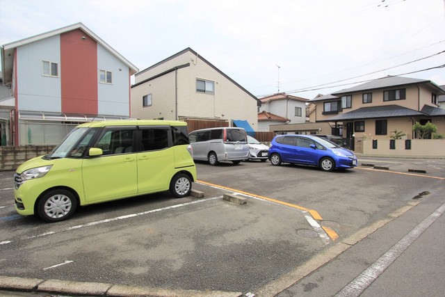 【松山市古川北のマンションの駐車場】