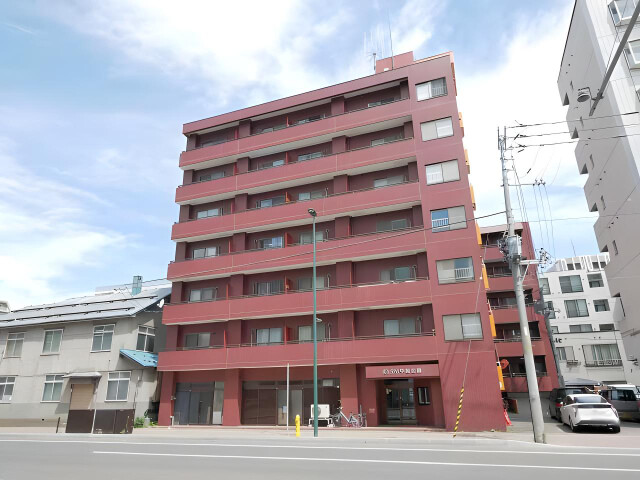 札幌市中央区南九条西のマンションの建物外観