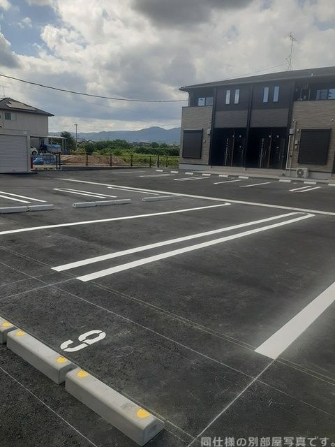 【クレセントコートみくに　IIの駐車場】