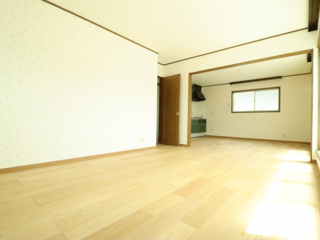 居室・リビング　床・クロス張替えました！広々約１９帖のＬＤＫ！*前回募集時