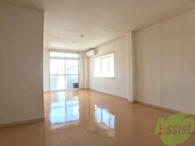 居室・リビング　１３帖の洋室です。広々として、きれいですね。