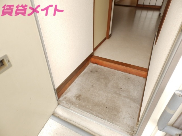 玄関　同タイプ部屋写真です。