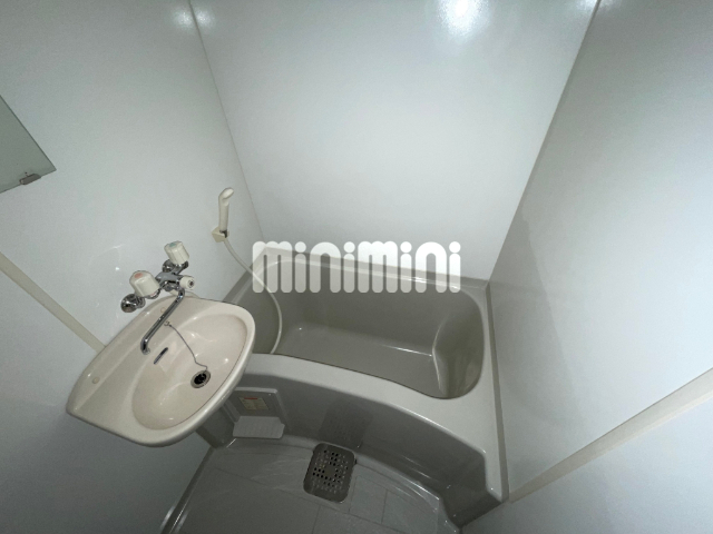 バス・シャワールーム　洗面台付きのバスルームです。浴槽があるのでゆっくりできますね