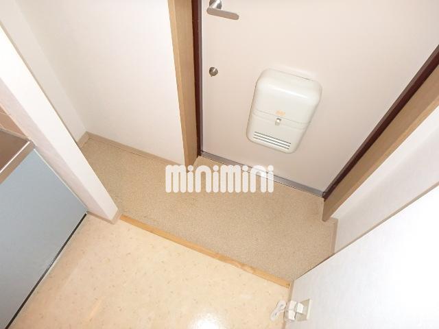 玄関　段差の低い玄関なので掃除もしやすいですね。