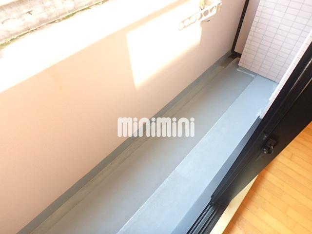 バルコニー　ベランダがあるので洗濯物も外に干すことができますね。