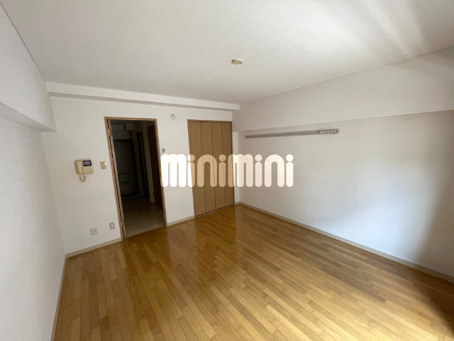 居室・リビング　広々９帖で家具が多い方も嬉しいですね。