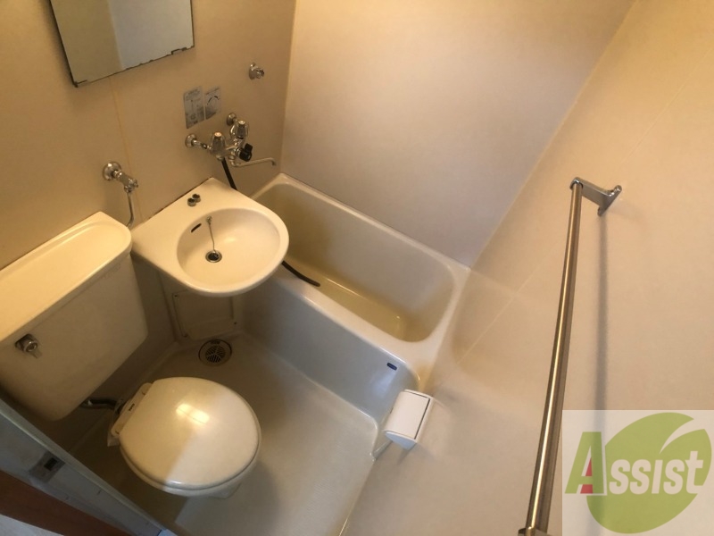 バス・シャワールーム　こちらはお風呂。一日の疲れをここで癒してください。