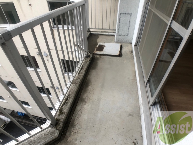 バルコニー　バルコニーは幅があり、広い印象を受けました。