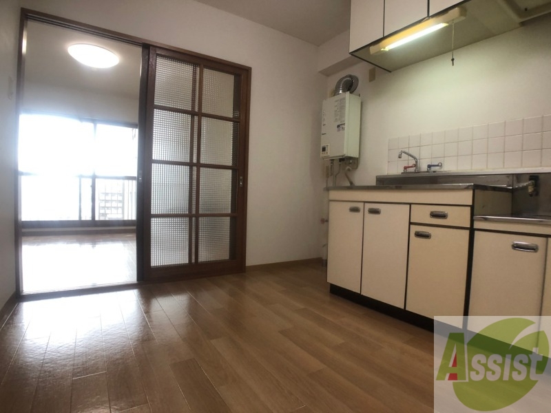 居室・リビング　ダイニングキッチン。ご飯を食べるお部屋ですね。