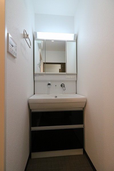 洗面設備　シャワー付洗面化粧台