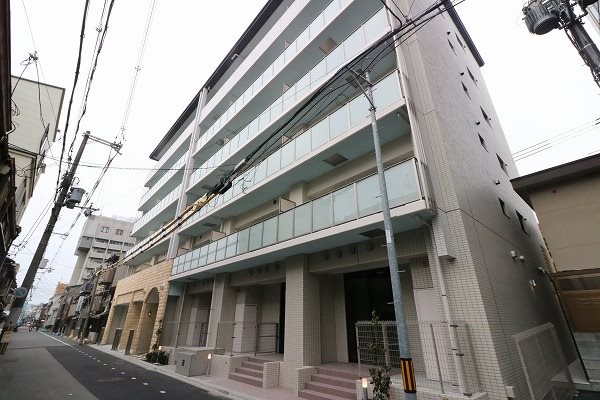 建物外観　千本丸太町交差点の南西に建つマンションです。