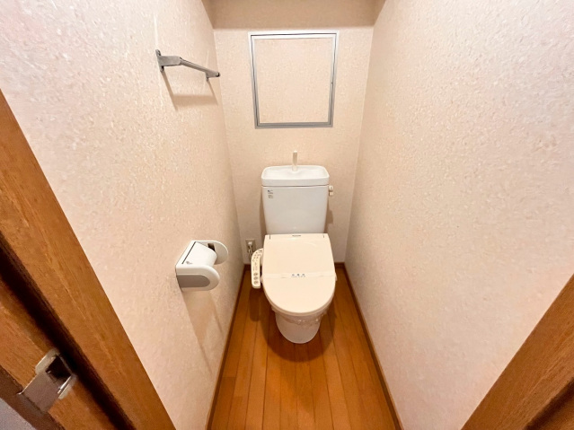 トイレ　温水洗浄暖房機能付！