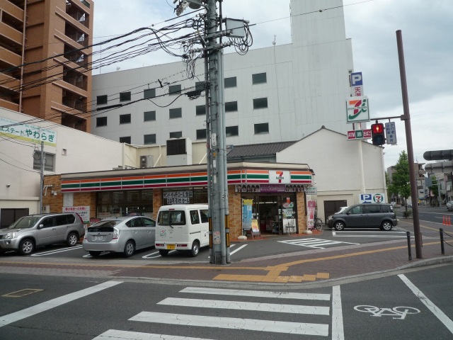 コンビニ　セブンイレブン岡山内山下1丁目店（コンビニ）まで240m