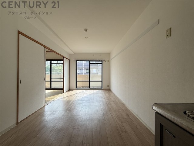 居室・リビング　床色が明るい色合いで、とてもきれいです。