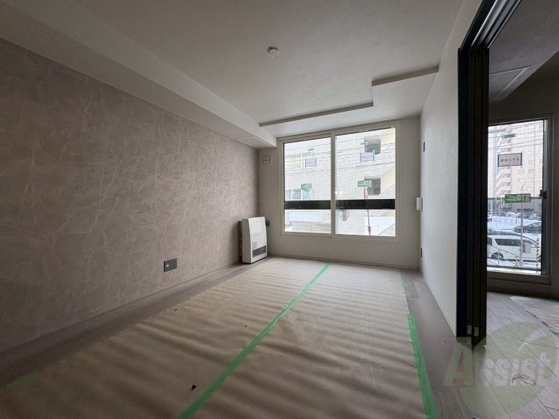 居室・リビング　リビングです。窓が大きくて明るいですね！